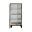 Offener Holzschrank mit Glasregalen