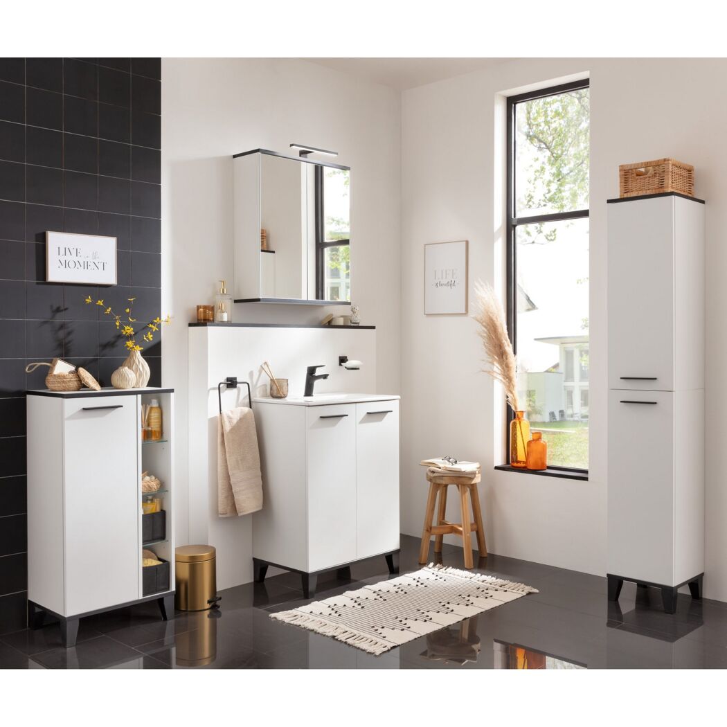 Modernes Badezimmer mit weißen Schränken