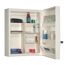 Weißer Medizinschrank gefüllt mit Verbandmaterial