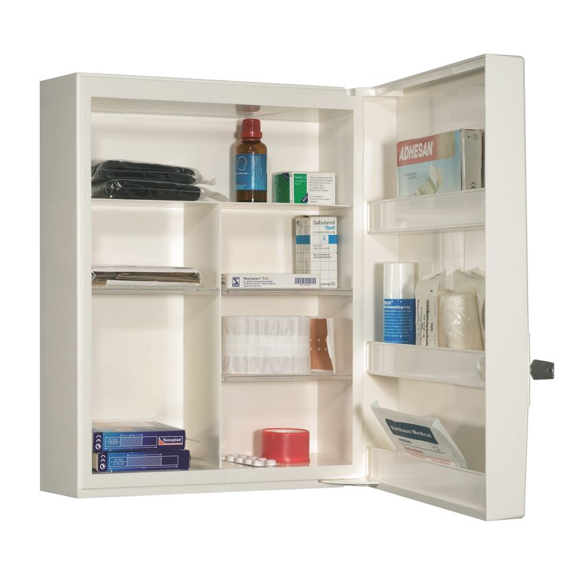 Weißer Medizinschrank gefüllt mit Verbandmaterial