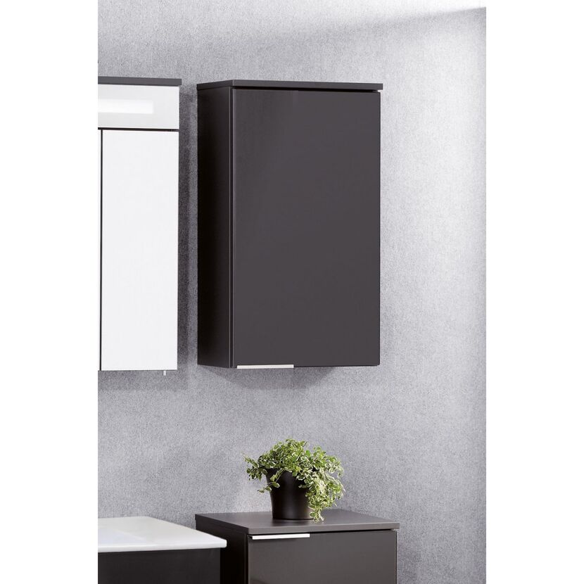 Schwarzer Hängeschrank an grauer Wand