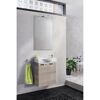 Badezimmer mit Waschbecken, Spiegel und Handtuchhalter