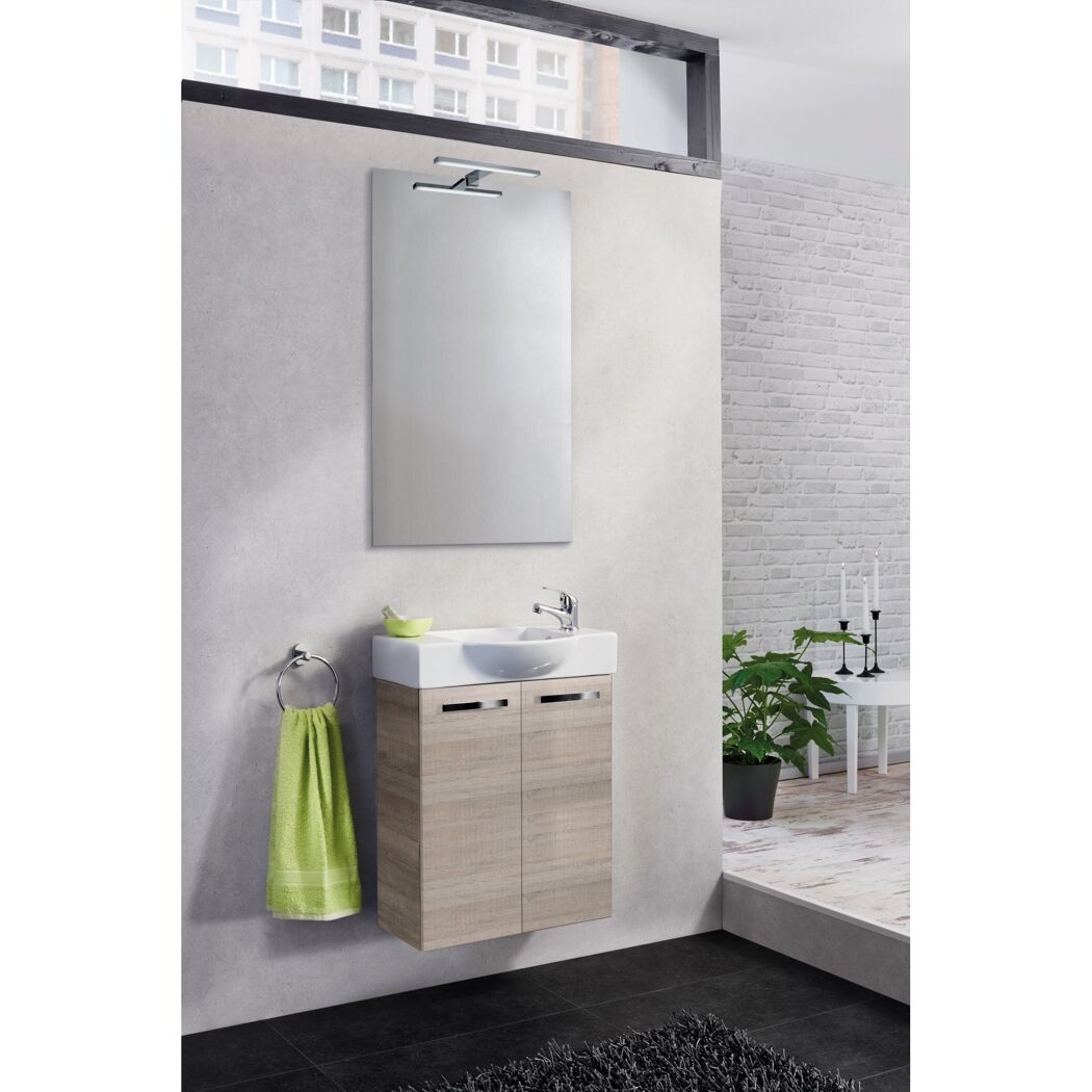 Badezimmer mit Waschbecken, Spiegel und Handtuchhalter