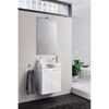 Weißer Waschtisch mit Spiegel und Handtuch