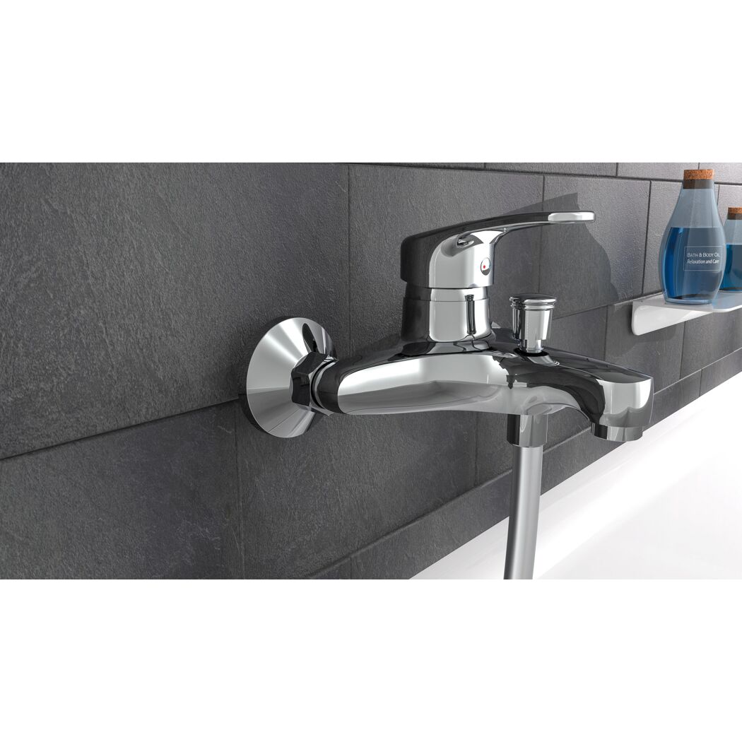 Chromarmatur an schwarzer Wand