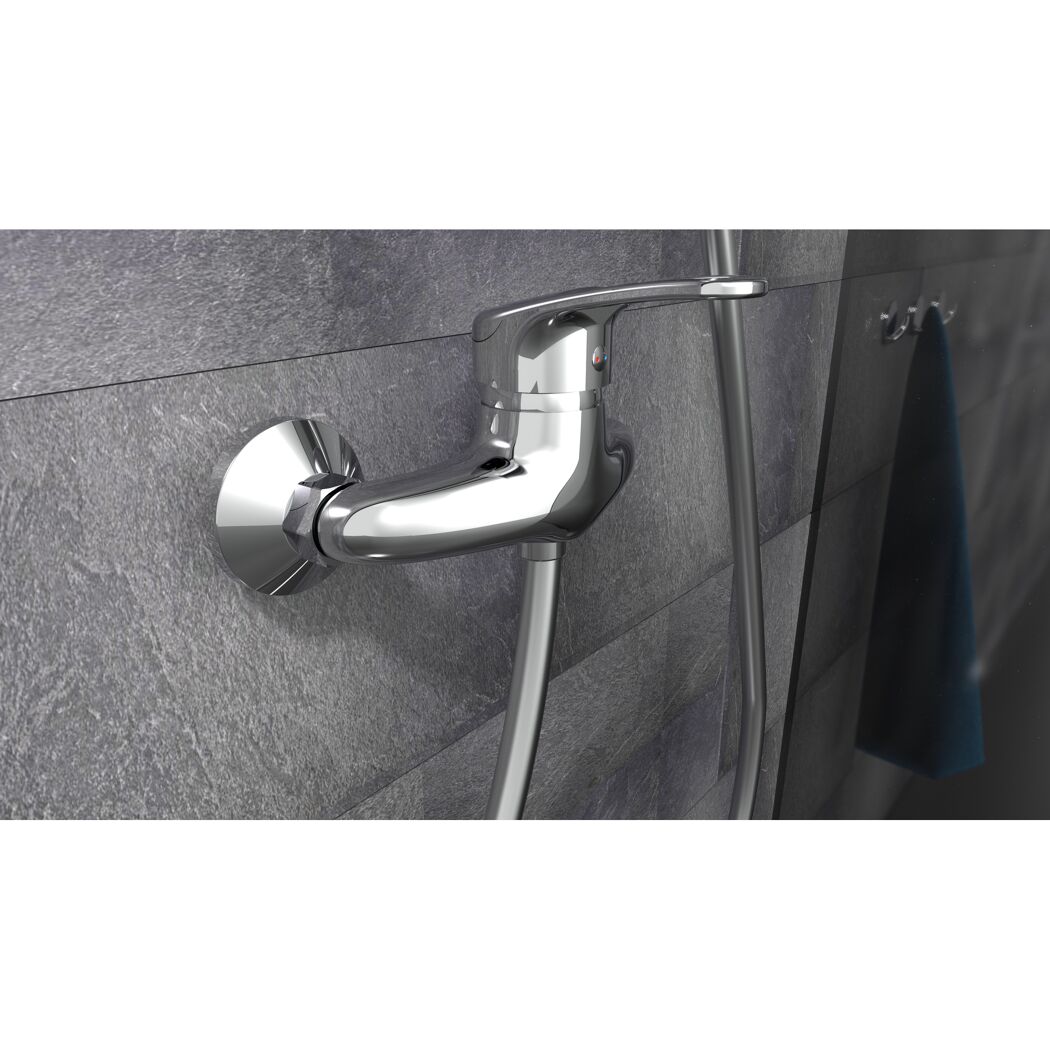 Chromfarbene Brausearmatur an grauer Wand