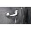 Chromfarbene Brausearmatur an grauer Wand