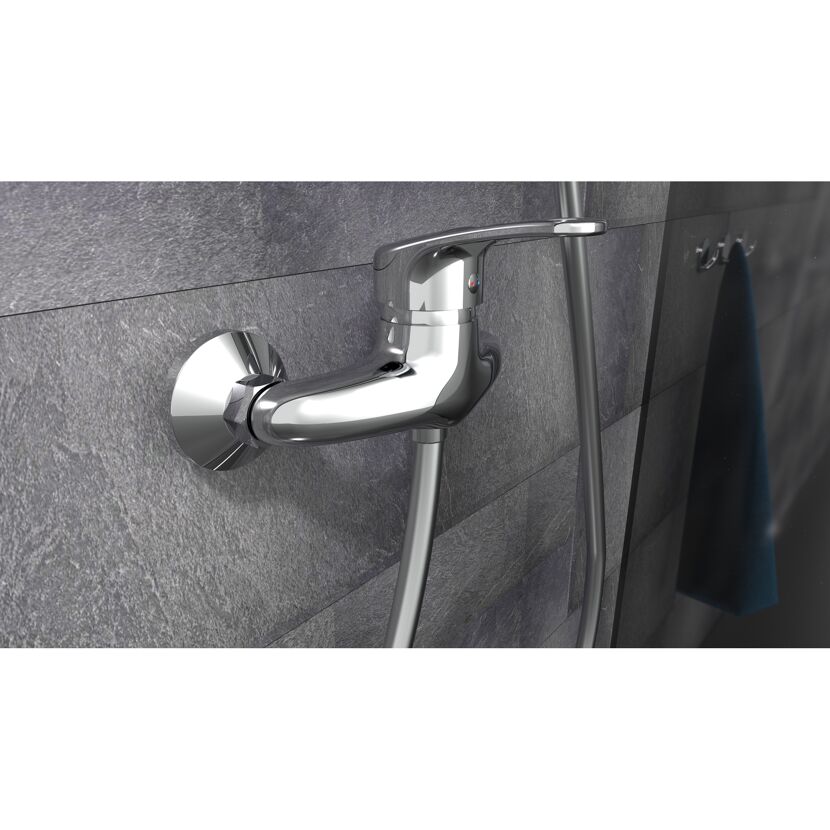 Chromfarbene Brausearmatur an grauer Wand