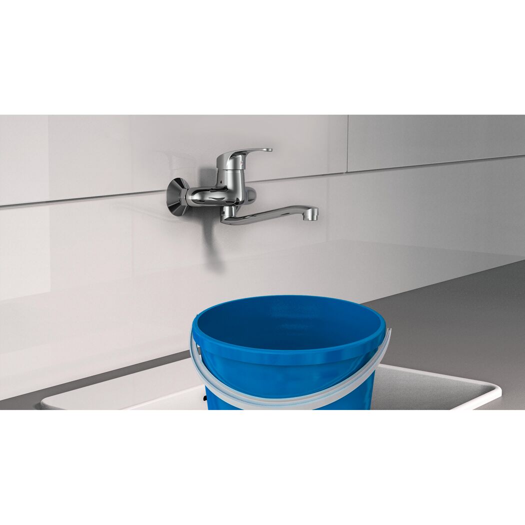 Wasserhahn und blauer Eimer