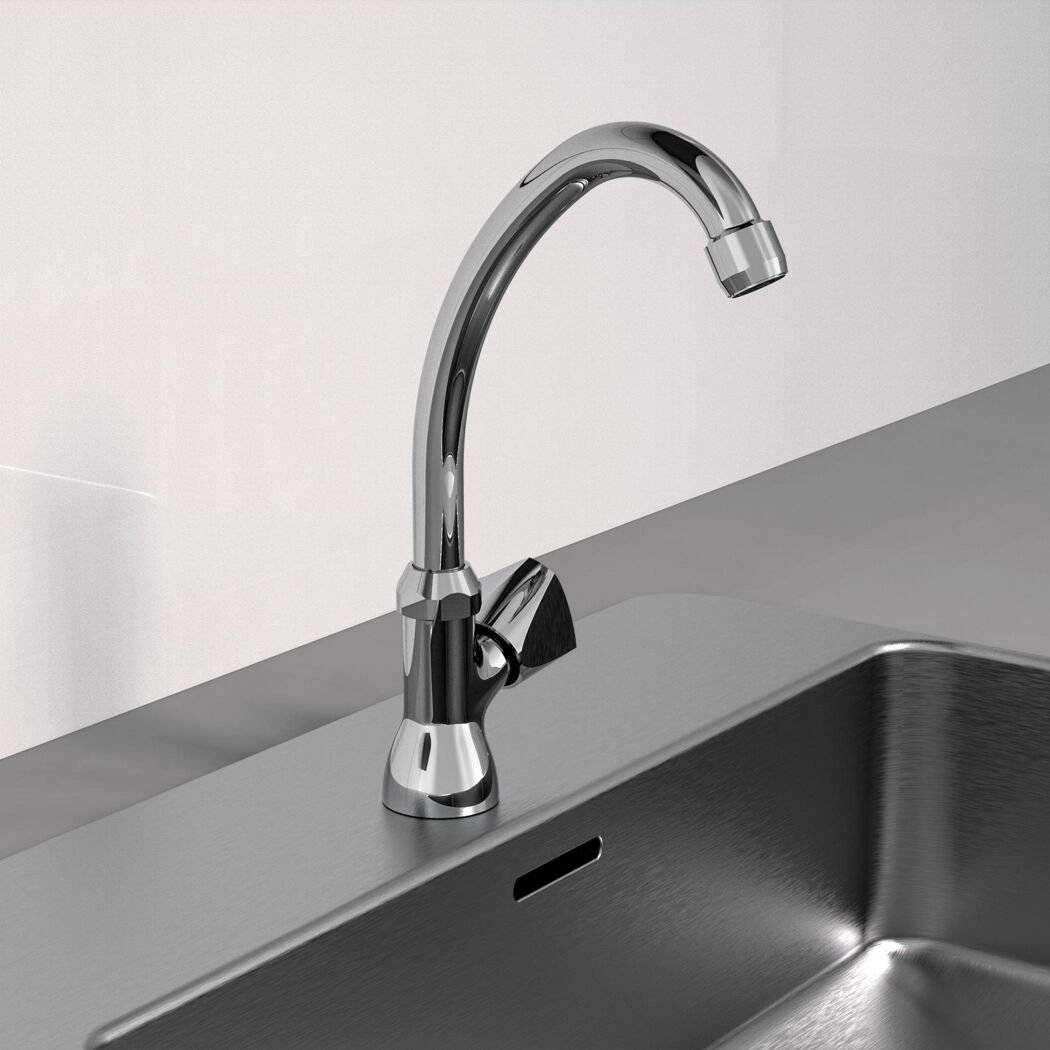 Wasserhahn aus Metall an einem Spülbecken.