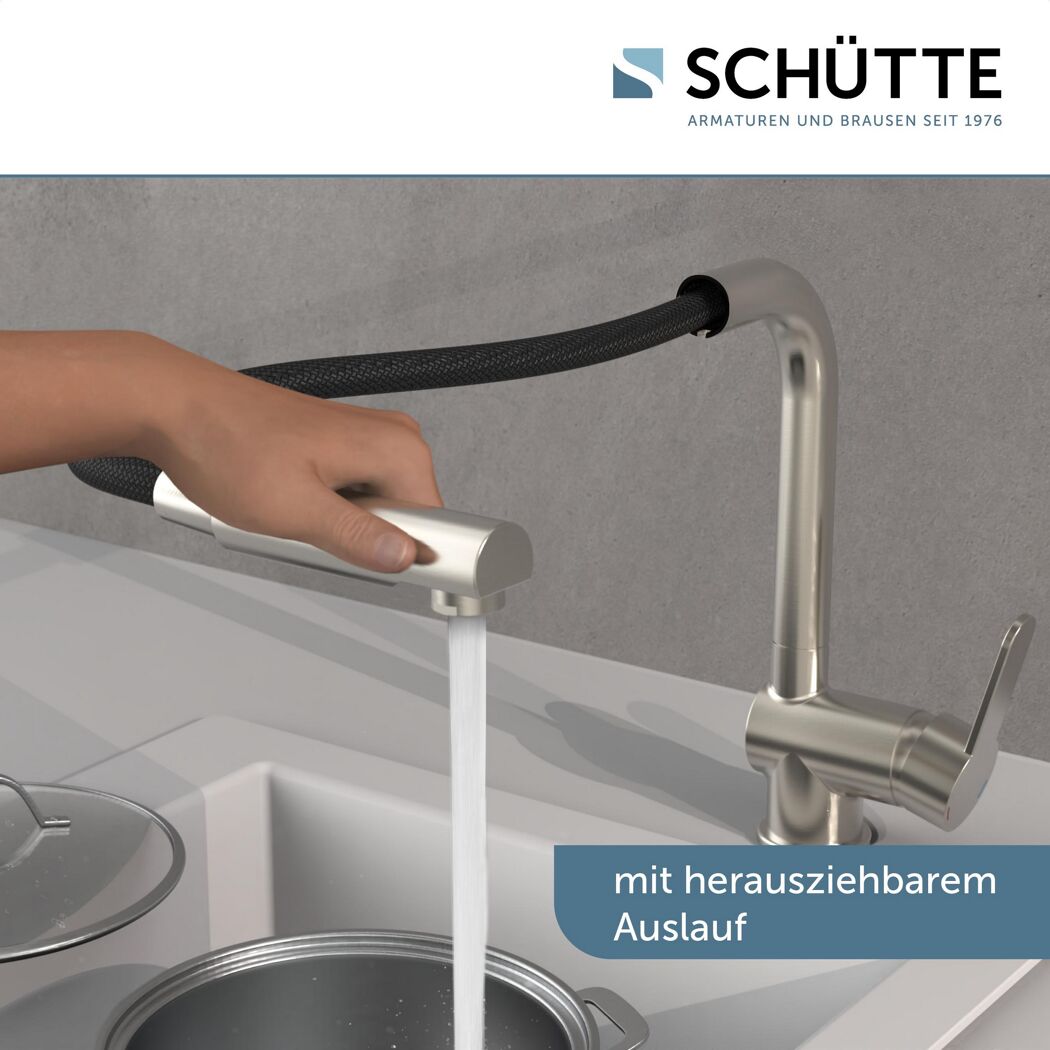 Person befüllt Topf mit Wasser aus herausziehbarem Wasserhahn.