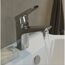 Chrom Waschtischarmatur Lea mit laufendem Wasserstrahl