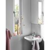 Waschbecken mit Armatur und Handtuch