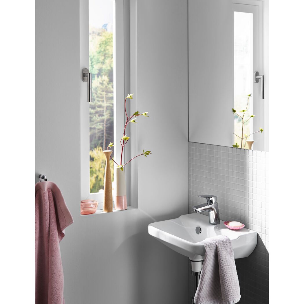 Waschbecken mit Armatur und Handtuch
