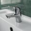 Chrom Armatur auf einem weißen Waschbecken