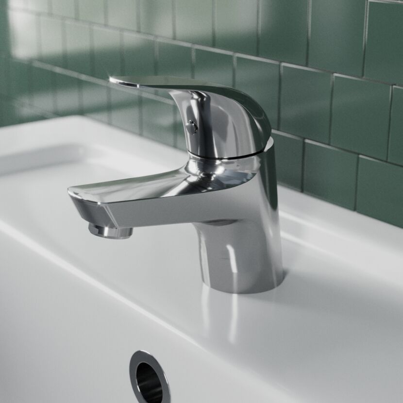 Chrom Armatur auf einem weißen Waschbecken