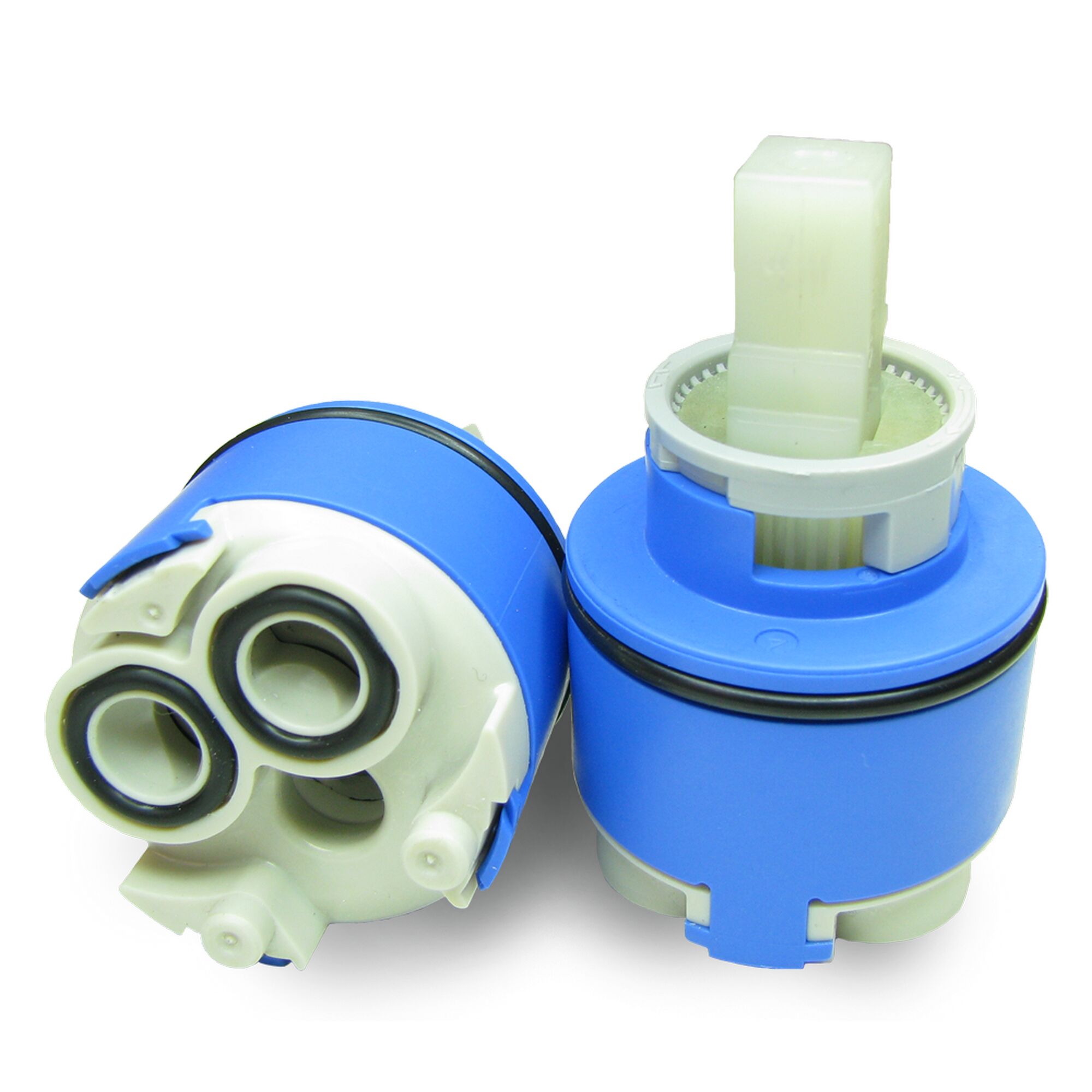 Zwei blaue und weiße 35-mm-Kartuschen