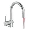 Chromarmatur mit rot leuchtendem Wasserstrahl