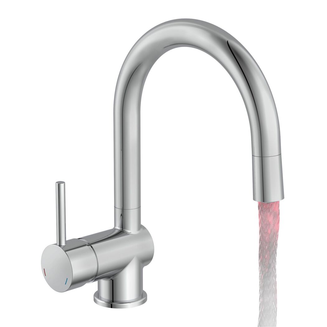 Chromarmatur mit rot leuchtendem Wasserstrahl