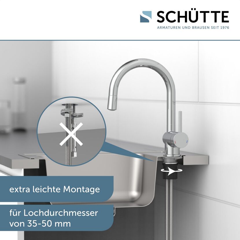 Nahaufnahme einer Küchenarmatur mit flexiblen Anschlussschläuchen