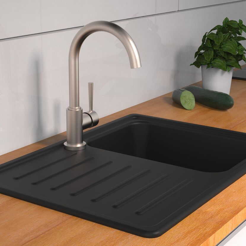 Schwarzes Spülbecken mit Edelstahlarmatur.