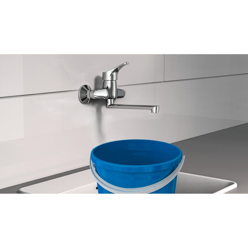 Wasserhahn über Eimer in Waschbecken