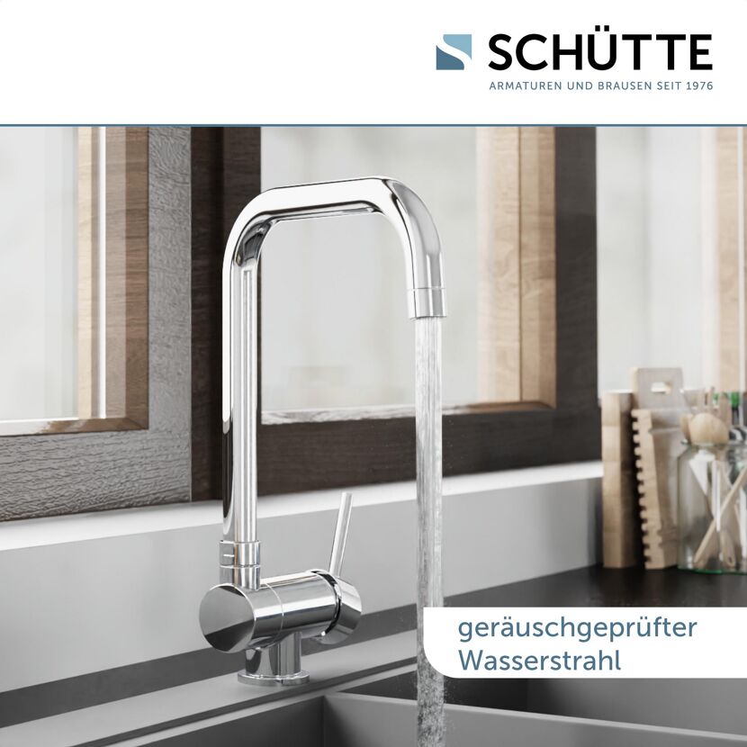 Chromfarbene Küchenarmatur mit Wasserstrahl