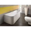 Weißes Badezimmer mit Badewanne, Waschbecken und Toilette