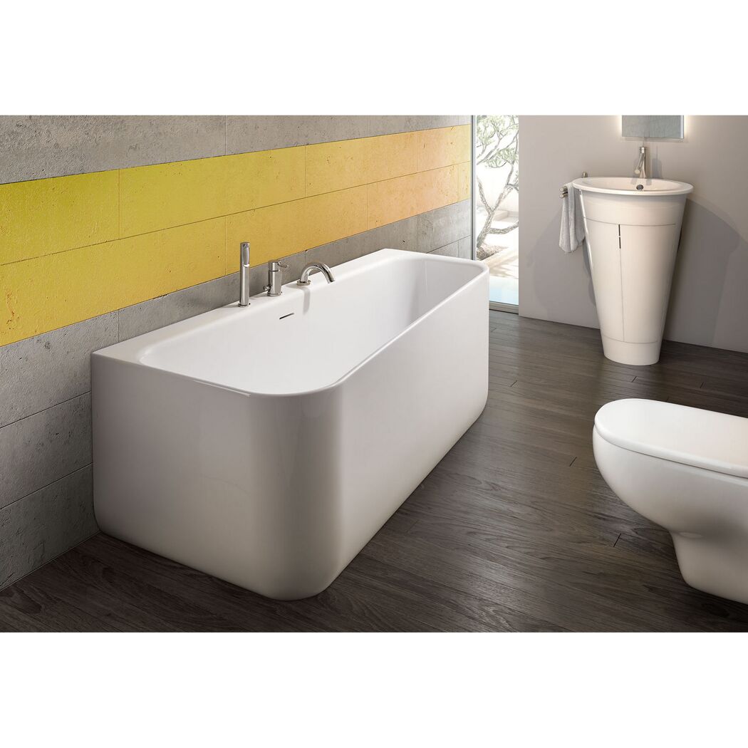 Weißes Badezimmer mit Badewanne, Waschbecken und Toilette