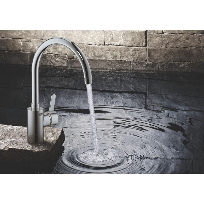 Chromarmatur mit Wasserstrahl