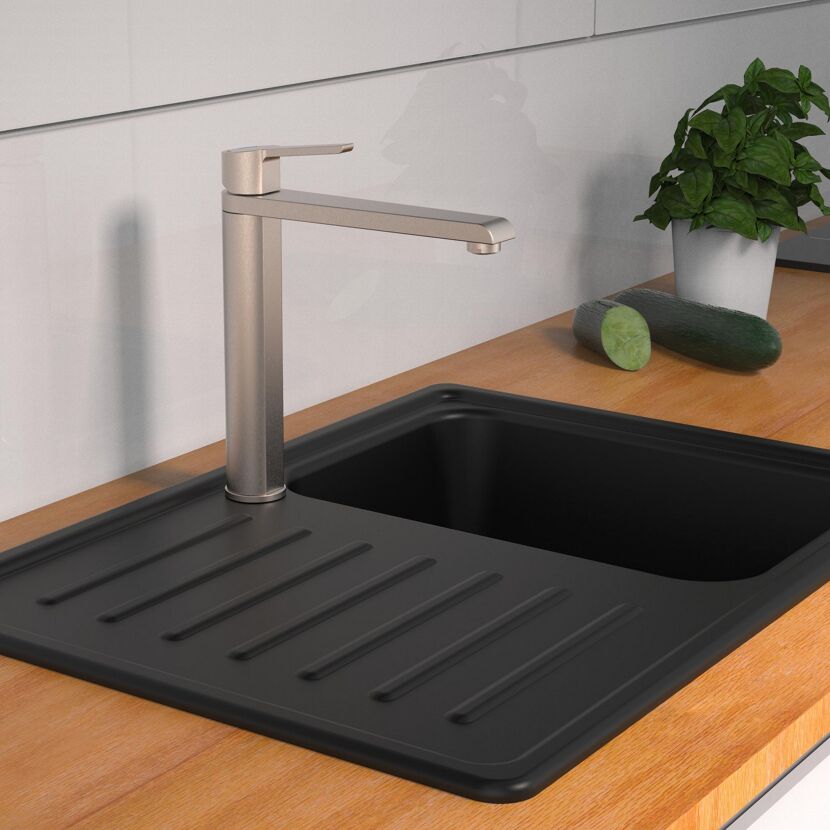 Schwarzes Spülbecken mit Wasserhahn.
