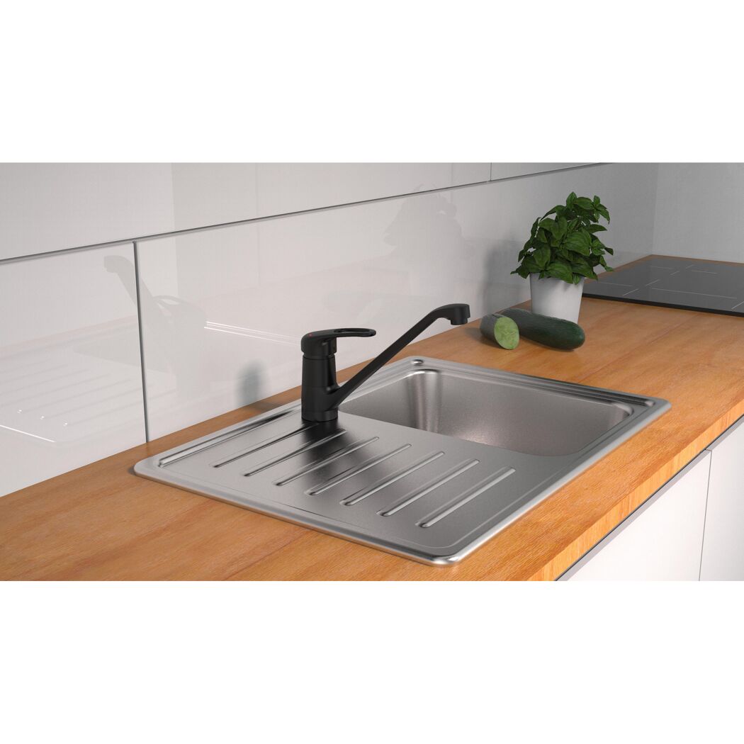 Schwarzer Wasserhahn über Edelstahlspüle