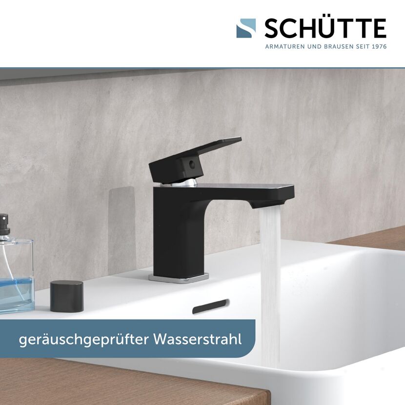 Schwarzer Wasserhahn mit laufendem Wasserstrahl
