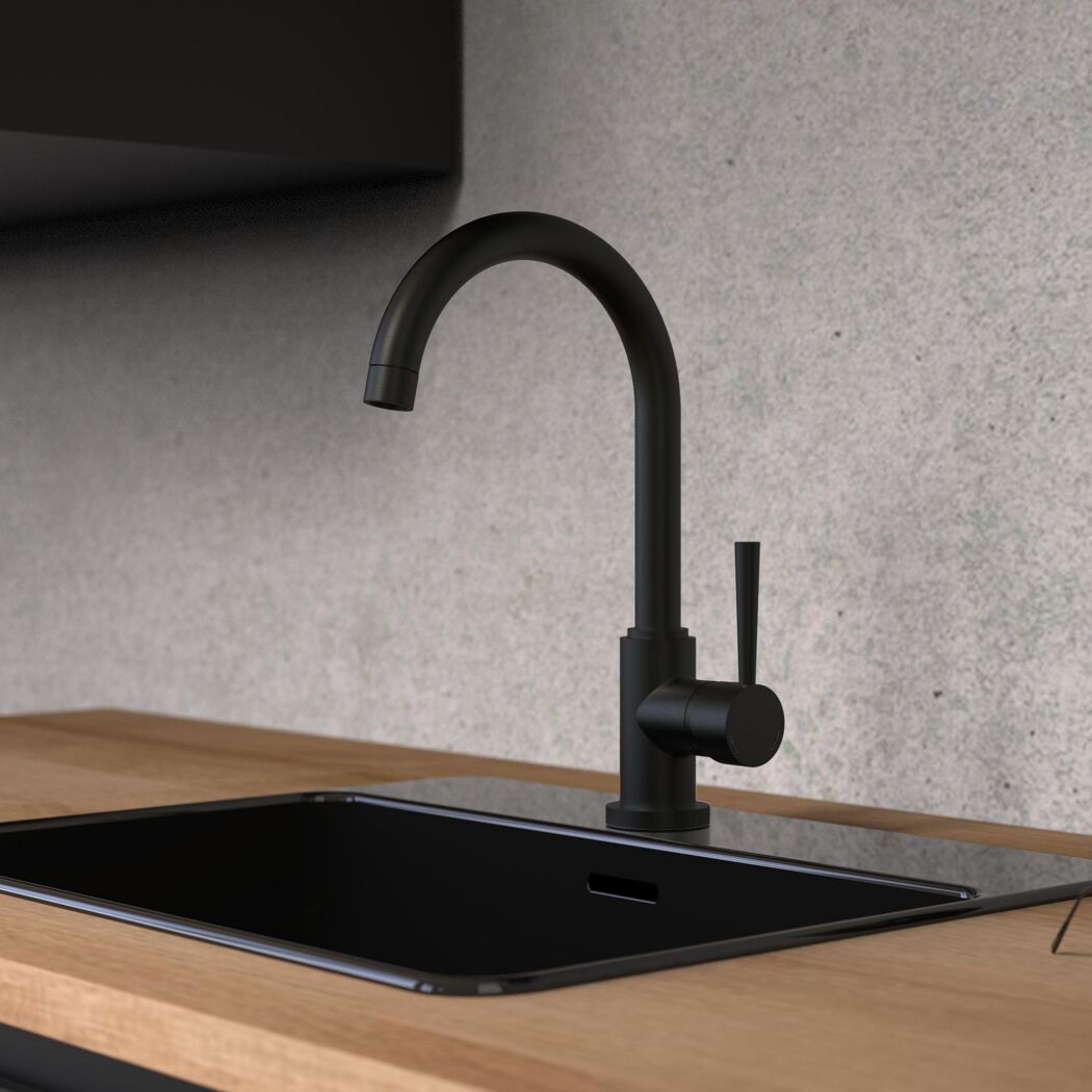 Schwarze Spültischarmatur über schwarzem Spülbecken