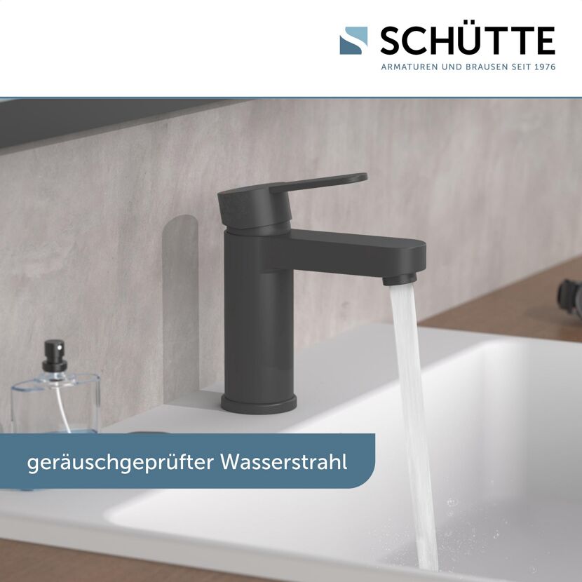 Wasserstrahl aus schwarzer Armatur