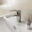 Waschbecken mit chromfarbenem Wasserhahn
