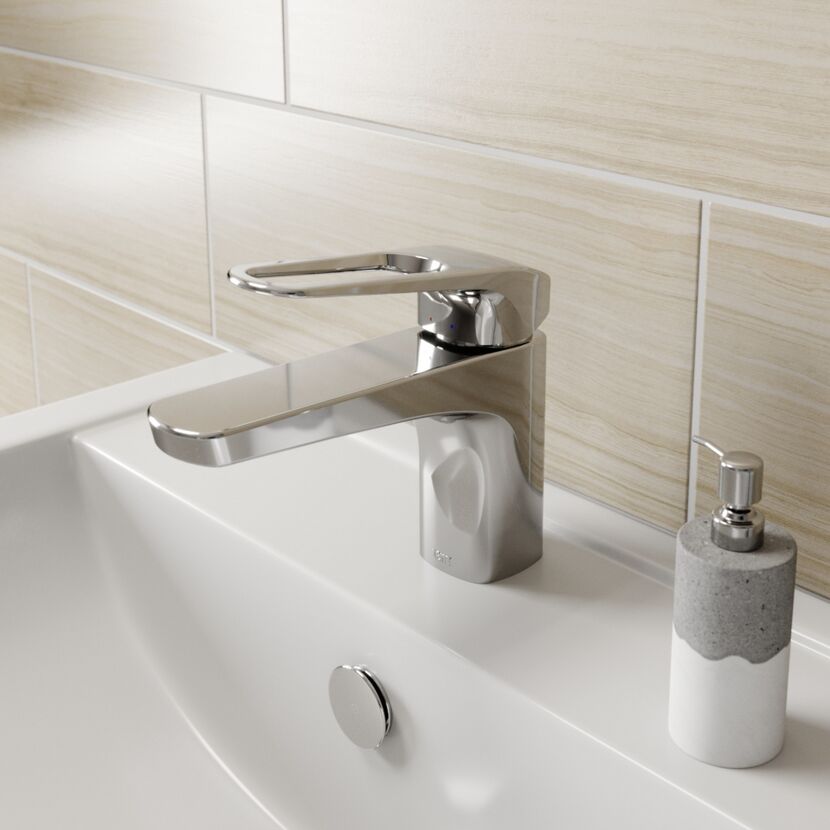 Waschbecken mit chromfarbenem Wasserhahn