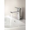 Wasserstrahl aus chromfarbenem Wasserhahn
