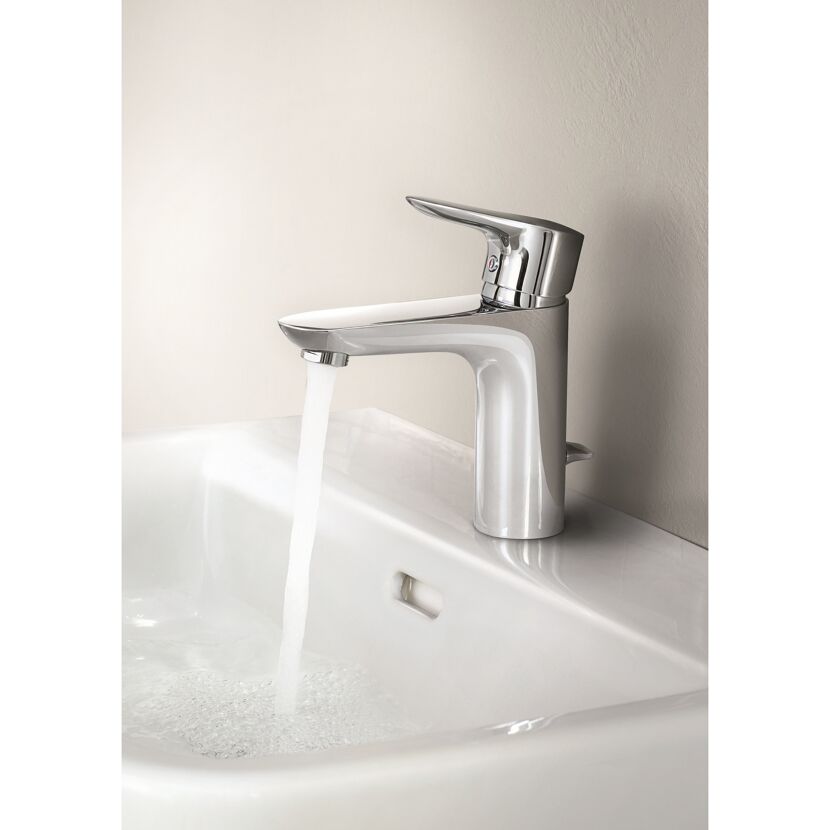 Wasserstrahl aus chromfarbenem Wasserhahn