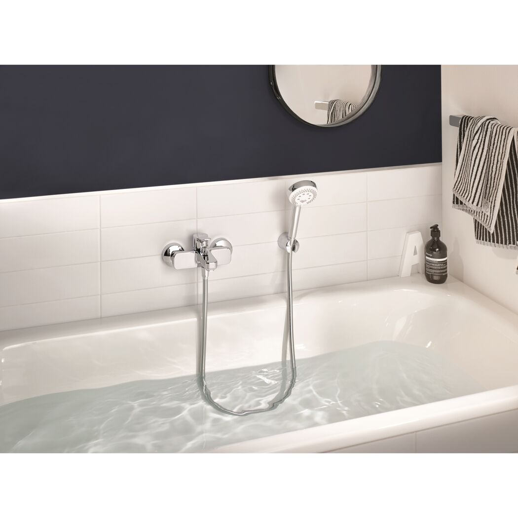 Badewanne mit Armatur und Brause