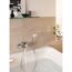 Badewanne mit laufender Armatur und Duschkopf