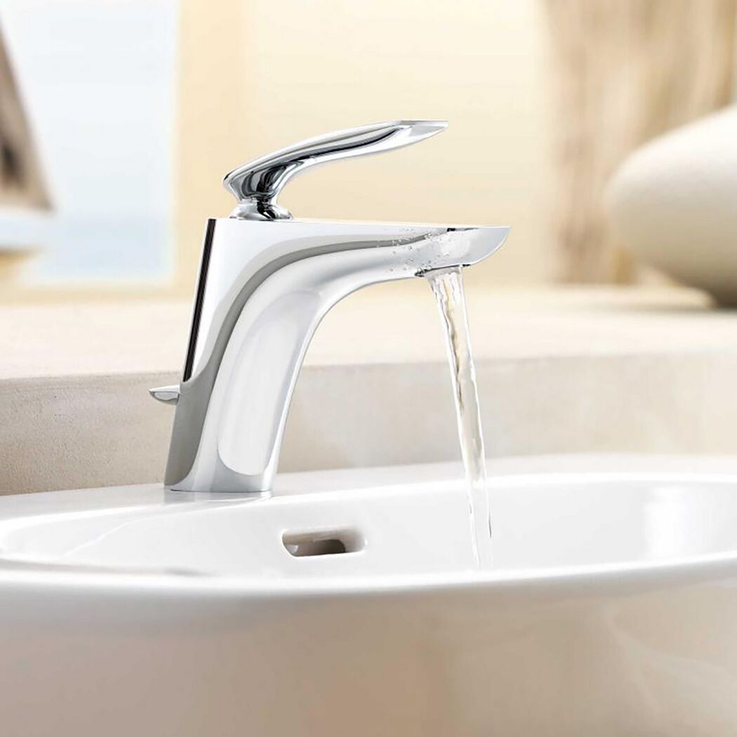Chrom Armatur mit laufendem Wasser