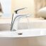 Chrom Armatur mit laufendem Wasser