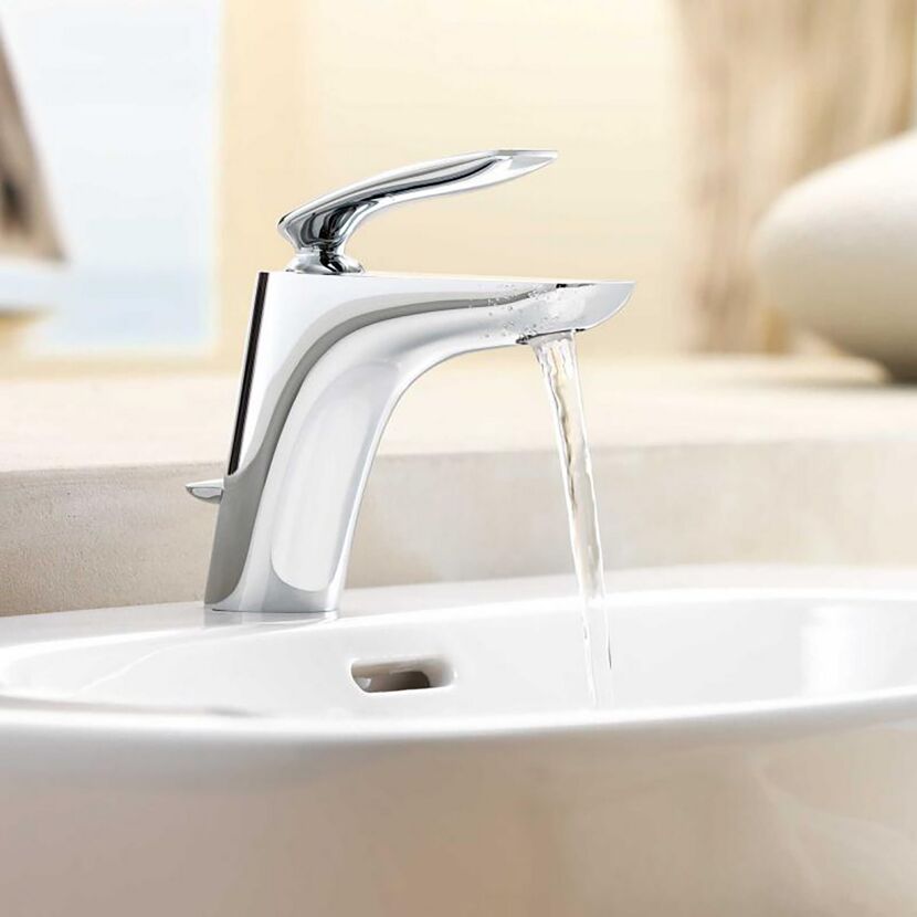 Chrom Armatur mit laufendem Wasser