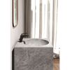 Waschbecken aus grauem Stein mit schwarzem Wasserhahn.