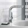 Waschbecken mit moderner Armatur und Seifenablage