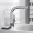 Waschbecken mit moderner Armatur und Seifenablage