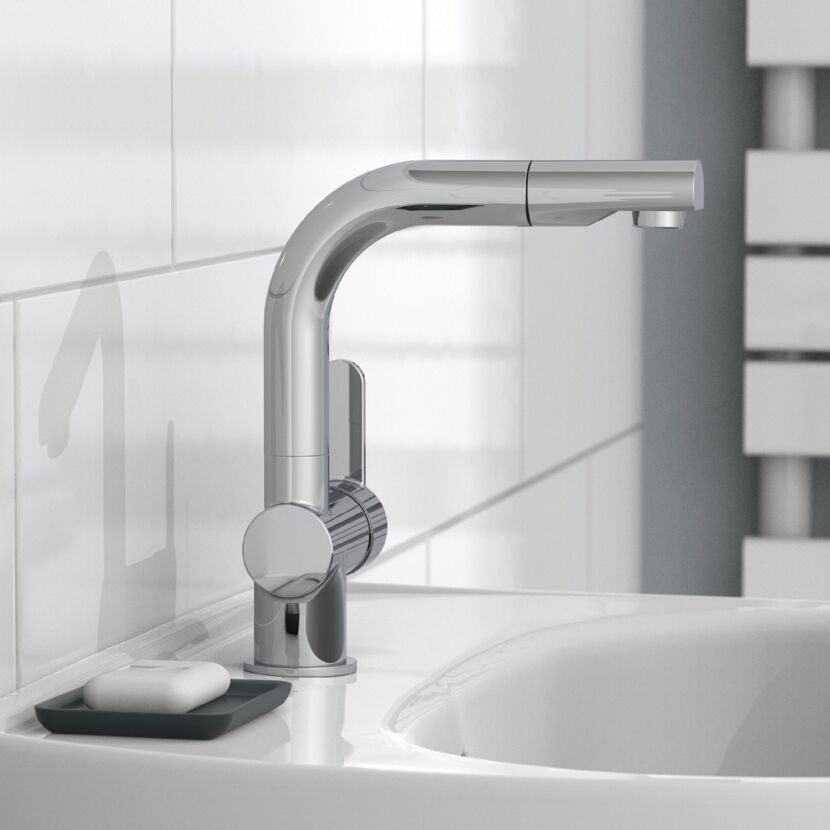 Waschbecken mit moderner Armatur und Seifenablage