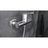 Chrom Duscharmatur an grauer Wand