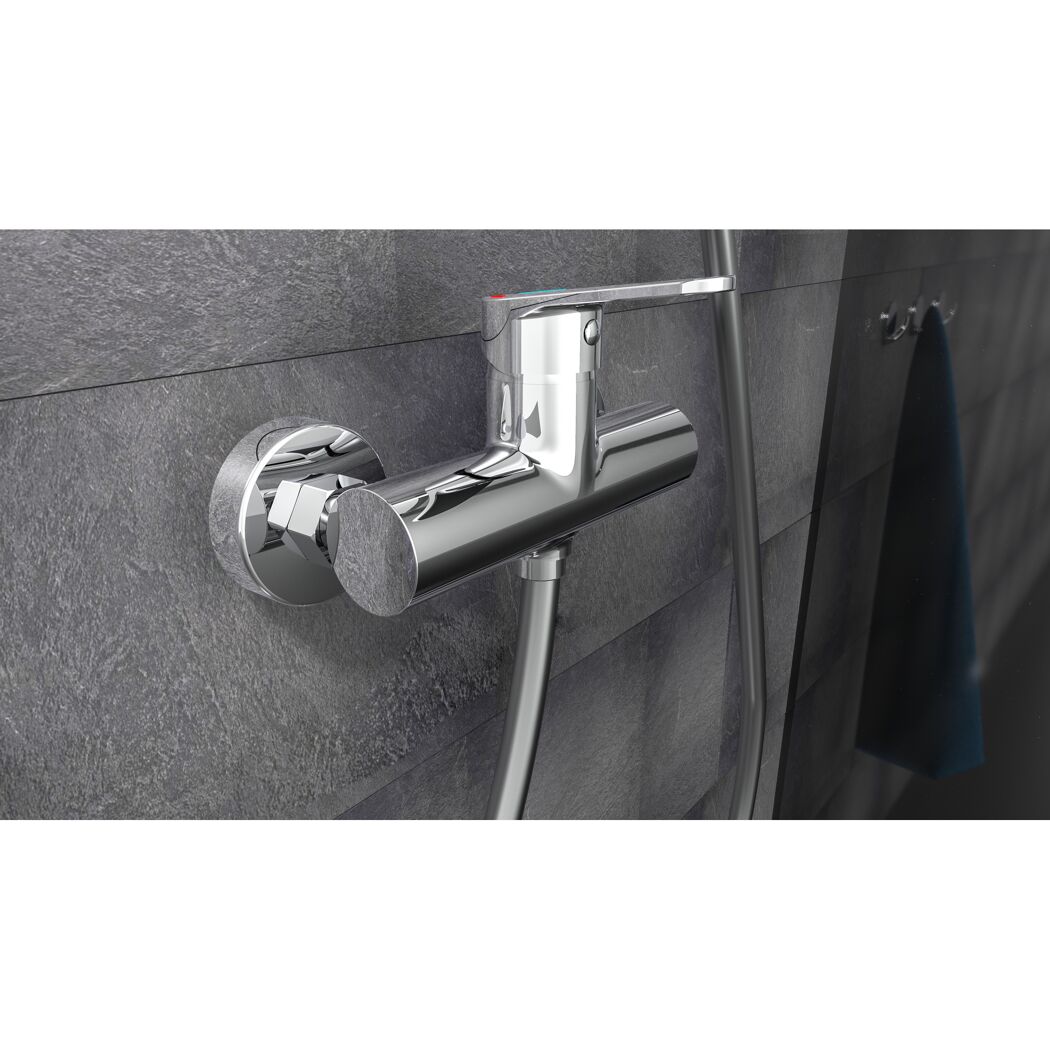 Chrom Duscharmatur an grauer Wand